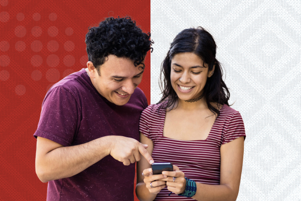 Persona mirando su computadora reforzando su contraseña.